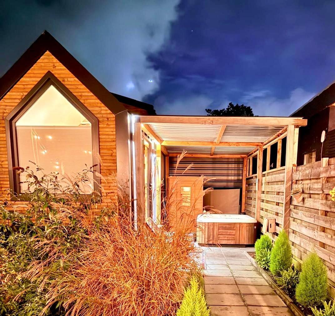 Tiny House With Sauna & Jacuzzi Near Amsterdam Vijfhuizen Exterior photo